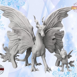 Könnte beinhalten: Ein weißer, detaillierter Miniaturdrache mit Schmetterlingsflügeln. Der Drache hat einen langen, schlanken Körper und einen kleinen, zarten Kopf. Die Flügel sind groß und kunstvoll, mit vielen Adern und Mustern. Der Drache steht auf einer weißen Oberfläche.