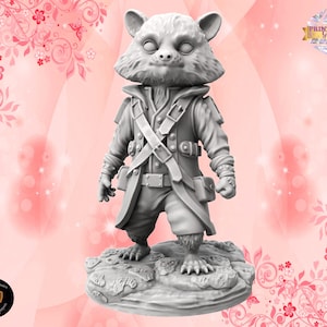 Könnte beinhalten: Eine graue, bemalte Miniaturfigur eines Waschbären, der einen Militärmantel trägt und ein Schwert hält. Die Figur steht auf einem felsigen Sockel.