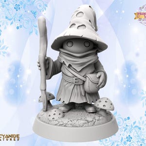 Könnte beinhalten: Graue Miniaturfigur eines Zauberers mit Pilzhut, der einen Stab und eine kleine Tasche hält. Die Figur steht auf einem Sockel mit zwei Pilzakzenten. Der Text "PRINT SHOP GIRLS" und "CLAY CYANIDE MINIATURES" sind sichtbar.