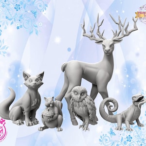 Peut inclure: Ensemble de figurines miniatures grises représentant un renard, un écureuil, un hibou, un cerf et un lézard. Les figurines sont placées sur un fond bleu clair avec des motifs floraux et des papillons. Le logo "Cast n Play" est visible.