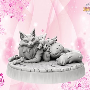 Könnte beinhalten: Eine graue, 3D-gedruckte Miniatur einer Katze mit einem Rucksack und einer Tasche, die auf einem runden Sockel sitzt. Die Katze hat einen entspannten Gesichtsausdruck und hält ein kleines Objekt in ihrer Pfote. Der Sockel ist aus einem holzähnlichen Material gefertigt und hat eine strukturierte Oberfläche.