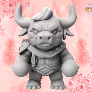 Pode incluir: Uma figura cinza, impressa em 3D, de uma criatura semelhante a um touro com chifres, vestindo armadura e segurando luvas de boxe. A figura tem uma expressão feroz e está colocada sobre um fundo rosa com desenhos florais.