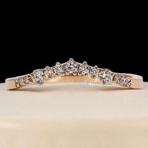 Zakrzywiona obrączka ślubna z diamentami hodowanymi laboratoryjnie | Obrączka z litego złota 14K Contour Stacking | Unikatowa obrączka rocznicowa z motywem jodełki | Delikatna, pasująca obrączka ślubna