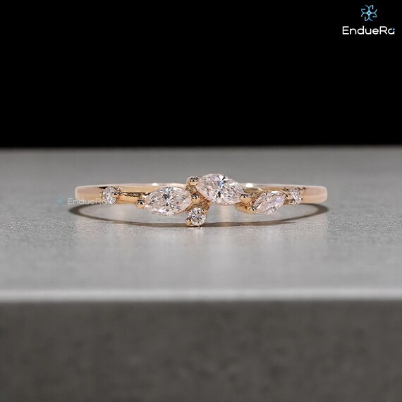 マーキス＆ラウンドラボグロウンダイヤモンドの結婚指輪：上品な14K  