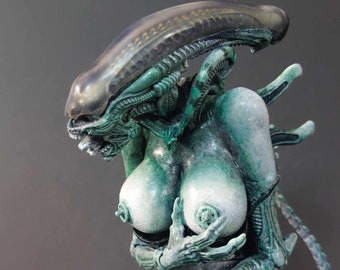 Xenomorph Sexy Alien with Face hugger and egg. Model Figurine Replica HR Giger Alien Inspired 1/8 scale. Unique model