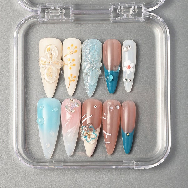 Ongles de vacances de style libre, Fleurs et papillons 3D pressés sur les ongles, Ongles colorés, Ongles de printemps, Ongles français élégants, Ongles Y2K faits main