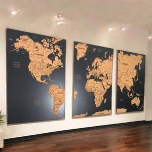 Mapa del mundo para pared, arte de pared con chinchetas de corcho, tablero de corcho o madera de roble, decoración de pared con mapa de viaje de madera, arte de pared de 3 paneles, mapa de pared para regalo del quinto aniversario