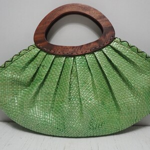 Bolso de mano de mimbre tejido con asas de madera
