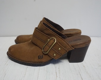 Braune Leder Slip on Heel Pantoletten mit Nieten Schnalle Detail