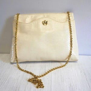Bolso vintage de piel sintética con relieve de lagarto en color crema con asa y cadena dorada. Bolsos y carteras para mujer.