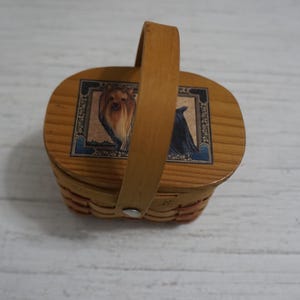 Mały drewniany koszyk z pokrywką z drewna Yorkshire Terrier zdobioną techniką decoupage
