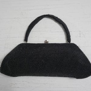 Bolso/cartera vintage de cuentas negras con marco de metal plateado y herrajes.