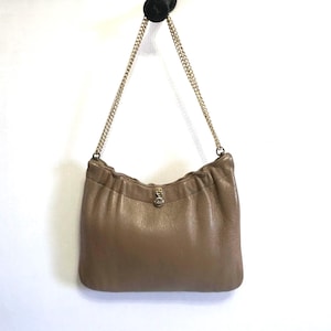 Bolso vintage de piel Ande en color topo con asa de cadena en tono dorado