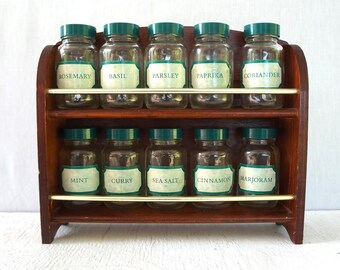 Estante para especias de madera vintage con 10 frascos, estilo mediados de siglo, ideal para cocinas rústicas.