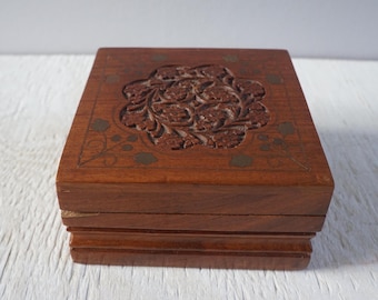 重厚な彫刻が施された生きた樹皮の質感を持つ木箱。ヒンジ付きの蓋と