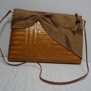 Bolso de mano vintage de paja con detalles de arpillera y piel de serpiente