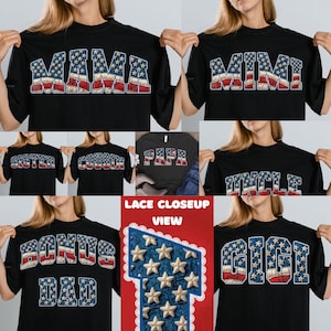 Op de afbeelding: Zwarte t-shirts met verschillende namen in een patriottisch ontwerp. De namen zijn "MAMA", "MIMI", "SISTER", "COUSIN", "PAPA", "UNCLE", "BONUS DAD" en "GIGI", allemaal met een rood, wit en blauw sterrenpatroon.