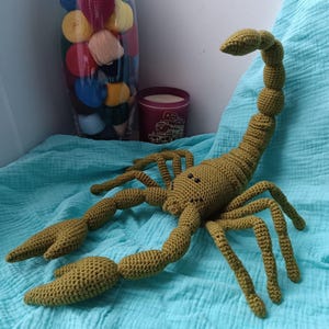 Peluche scorpion au crochet - jouet insecte amigurumi fait main - cadeau unique pour les amateurs du zodiaque Scorpion - peluche douce - prêt à être expédié