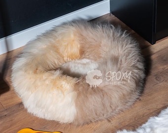 Cama para animais de estimação em pele de carneiro | Lã macia | Puff para cães e gatos | Bege e marrom claro