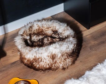 Cama para animais de estimação em pele de carneiro natural | Puff para cães e gatos