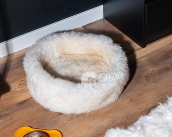 Cama para animais de estimação em pele de carneiro verdadeira | Lã macia | Puff para cães e gatos | Branca