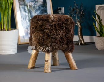 Sgabello in legno marrone fatto a mano con pelle di pecora naturale / sedia in legno / pouf