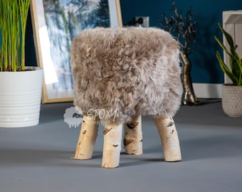 Sgabello in legno marrone chiaro fatto a mano con pelle di pecora naturale / sedia in legno / pouf
