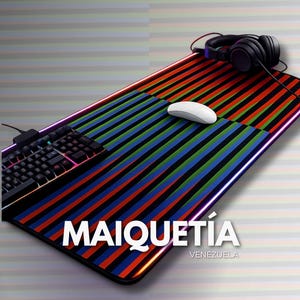 Puede incluir: Una alfombrilla de ratón para juegos grande y rectangular con un diseño de rayas coloridas en rojo, azul, verde y negro. Un ratón blanco, un teclado negro y unos auriculares negros están sobre la alfombrilla. El texto "MAIQUETÍA VENEZUELA" se muestra en blanco.