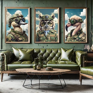 Puede incluir: Tres impresiones enmarcadas de animales con uniformes militares y gafas protectoras. Los animales son un pato, un búho y un flamenco. Las impresiones están colgadas en una pared verde en un salón.