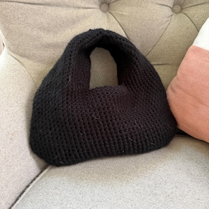 Bolso hobo de ganchillo negro / Mini bolso tote de ganchillo hecho a mano / Bolso de mano pequeño moderno
