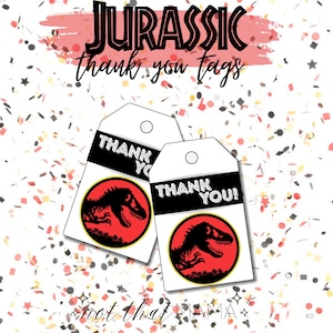 Puede incluir: Dos etiquetas de agradecimiento blancas con temática de Jurassic con un logotipo de dinosaurio negro y rojo. Las etiquetas tienen una banda negra con "THANK YOU" impreso. El fondo es blanco con confeti.