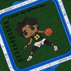 Puede incluir: Diseño bordado de un jugador de baloncesto de dibujos animados con una camiseta negra y amarilla con el número 23, sosteniendo un balón de baloncesto naranja. El diseño está en un aro de bordado azul con el texto "5 Sizes and Customizable".