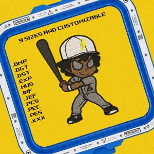 Puede incluir: Diseño bordado con un personaje de dibujos animados de jugador de béisbol sosteniendo un bate, vistiendo un uniforme de béisbol y una gorra con un rayo. El diseño está dentro de un marco azul sobre un fondo amarillo. El texto dice "9 TAMAÑOS Y PERSONALIZABLE".