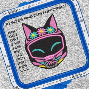 Può includere: Design ricamato con un volto di gatto stilizzato con corona di fiori e occhiali. Il design è in un telaio da ricamo blu, con il testo "10 TAGLIE E PERSONALIZZABILE" e vari formati di file.