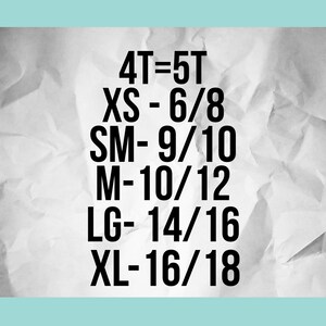 K&ouml;nnte beinhalten: Gr&ouml;&szlig;entabelle f&uuml;r Kleidung mit den Gr&ouml;&szlig;en 4T=5T, XS-6/8, SM-9/10, M-10/12, LG-14/16, XL-16/18.