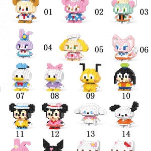 Può includere: Un set di 18 minifigure colorate in blocchi, ciascuna raffigurante un diverso personaggio dei cartoni animati. Le figure sono numerate da 1 a 18. Il testo "款式大全" è in alto nell'immagine.