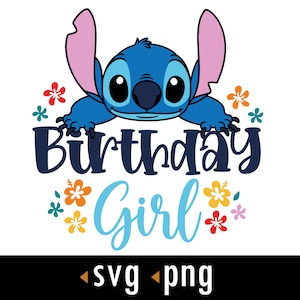 Puede incluir: Personaje azul Stitch con orejas rosas asomándose sobre el texto "Birthday Girl" con flores de colores que rodean el texto.