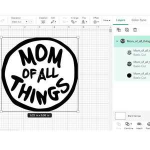 Op de afbeelding: Zwart-wit ontwerp van een cirkel met de tekst "MOM OF ALL THINGS" erin. Het ontwerp is 13,3 cm bij 12,9 cm.