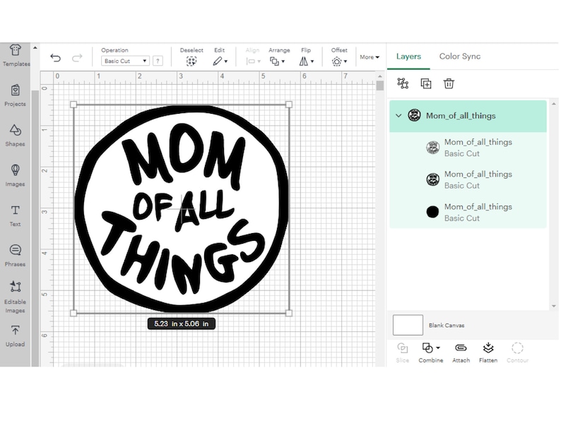 Op de afbeelding: Zwart-wit ontwerp van een cirkel met de tekst "MOM OF ALL THINGS" erin. Het ontwerp is 13,3 cm bij 12,9 cm.