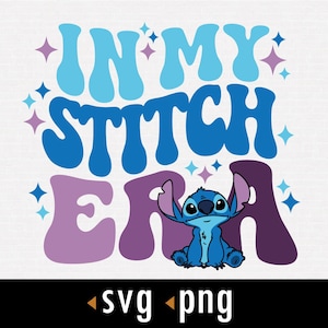 Puede incluir: Un diseño gráfico azul y morado con el texto "In My Stitch Era" y un personaje de dibujos animados azul de Stitch de la película de Disney Lilo & Stitch.