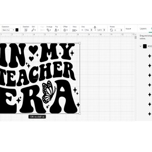 Op de afbeelding: Zwart-wit grafisch ontwerp met de tekst "IN MY TEACHER ERA" in een retro lettertype. Een vlinder is opgenomen in het ontwerp.