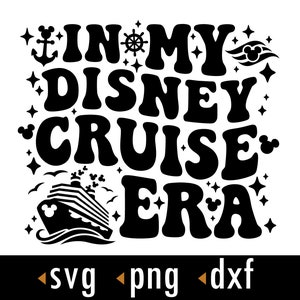 Puede incluir: Diseño gráfico en blanco y negro con el texto "In My Disney Cruise Era" y una silueta de un barco de crucero. El diseño incluye una cabeza de Mickey Mouse, un ancla y un volante.