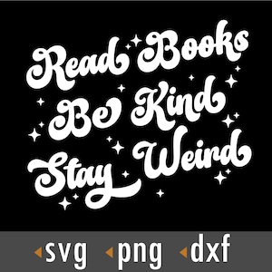 Puede incluir: Texto blanco sobre fondo negro que dice "Read Books Be Kind Stay Weird". El texto está en una fuente retro cursiva. Pequeñas estrellas blancas están dispersas alrededor del texto.