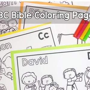 Puede incluir: Páginas para colorear en blanco y negro con personajes bíblicos y las letras del alfabeto. Las páginas incluyen Adán, Creación, David y Daniel. El título de las páginas es "ABC Bible Coloring Pages".