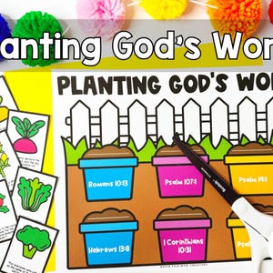 Puede incluir: Una actividad imprimible para que los niños aprendan sobre plantar la palabra de Dios. La actividad presenta un jardín con macetas y versículos de las Escrituras. La actividad incluye un conjunto de tarjetas con imágenes de diferentes plantas y versículos de las Escrituras.