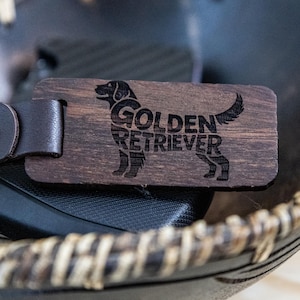 Llavero de golden retriever grabado a láser: regalo de madera de nogal.