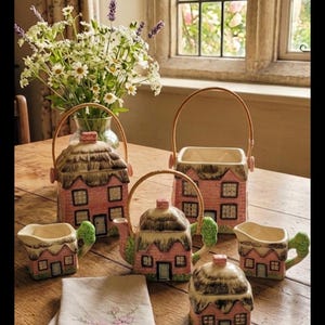Grande collection de maisons de campagne en céramique vintage - Service 6 pièces avec théière avec couvercle, 2 pots avec anse (un sans couvercle), 2 pots à crème ouverts et couvercle