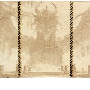 Może przedstawiać: Drewniana plansza do gry z motywem smoka i trzema niebieskimi kostkami. Smok jest wygrawerowany w drewnie i wydaje się, że pluje ogniem.