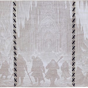 Puede incluir: Un tapiz beige con una ilustración detallada de una escena de fantasía. La obra representa figuras caminando hacia un gran castillo, con dragones en el fondo. Costuras negras acentúan los bordes.