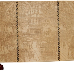 Könnte beinhalten: Ein Holzspielbrett mit einer detaillierten Illustration eines Pub-Innenraums. Das Brett ist in drei Abschnitte unterteilt und hat eine genähte Bindung. Sechs rote Würfel sind auf einer weißen Oberfläche unterhalb des Bretts verstreut.